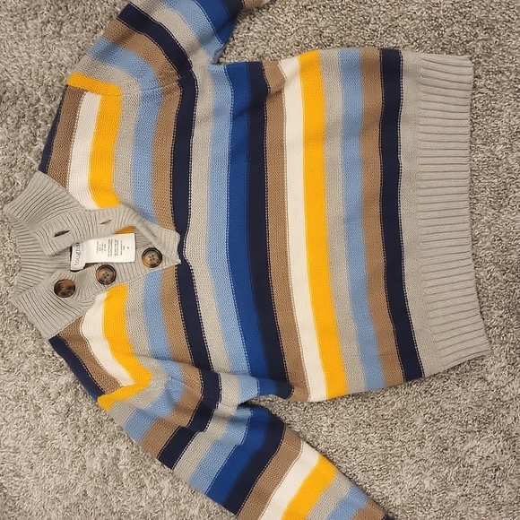 Boys size 4 sweater - Picture 2 of 3